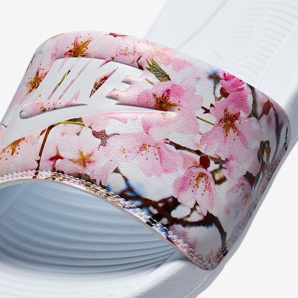 🌸 Nike Victori One Floral Slides - Picture 2 of 4